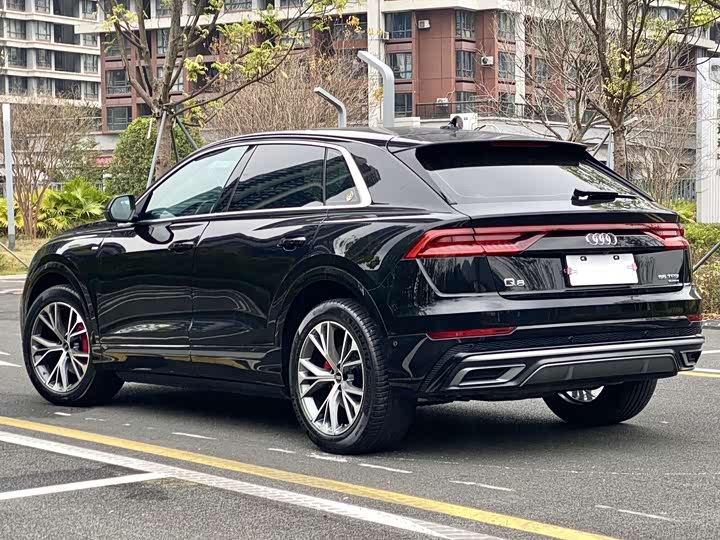 Фото 2 - Audi Q8