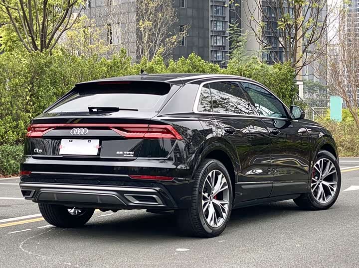 Фото 6 - Audi Q8