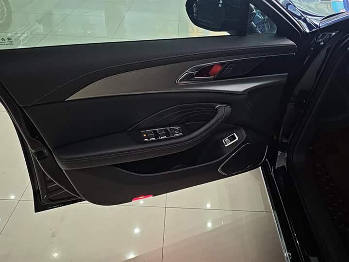 Фото 7 - Hongqi H5