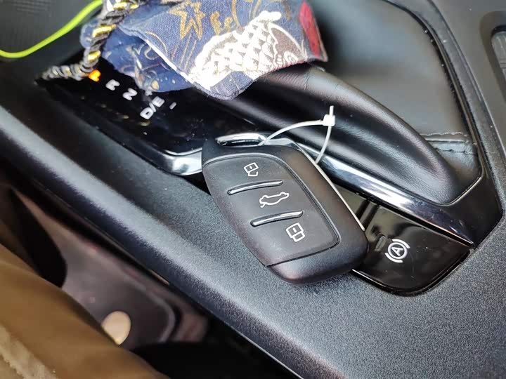 Фото 9 - Roewe i5