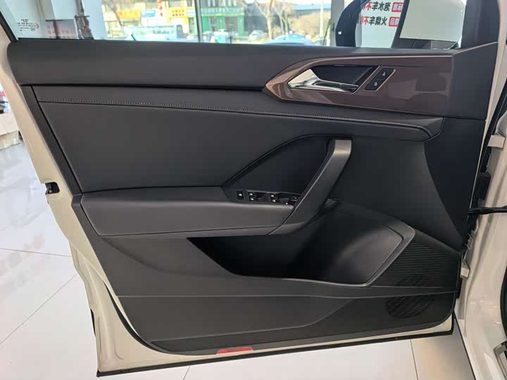 Фото 7 - Volkswagen Tharu