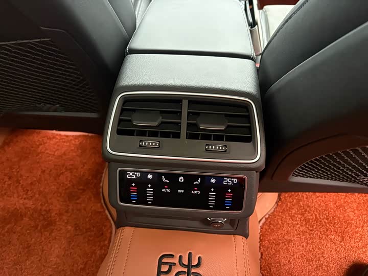 Фото 9 - Audi A6L