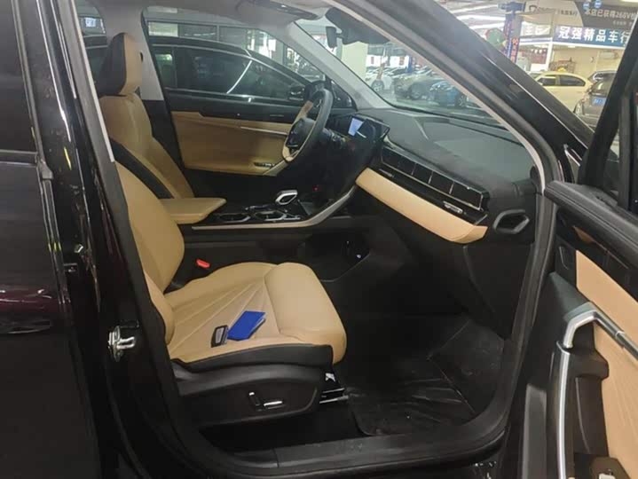 Фото 8 - Geely Atlas L