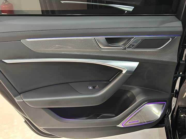 Фото 6 - Audi A6L