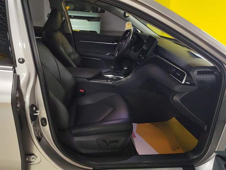 Фото 8 - Toyota Camry