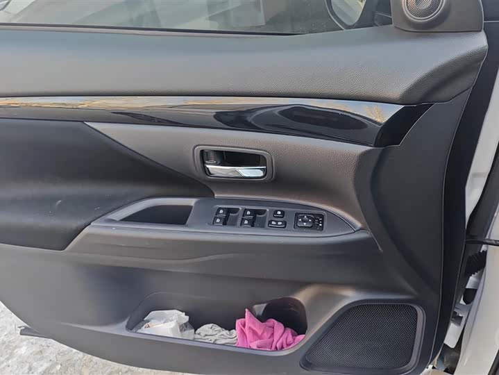 Фото 7 - Mitsubishi Outlander