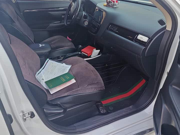 Фото 8 - Mitsubishi Outlander