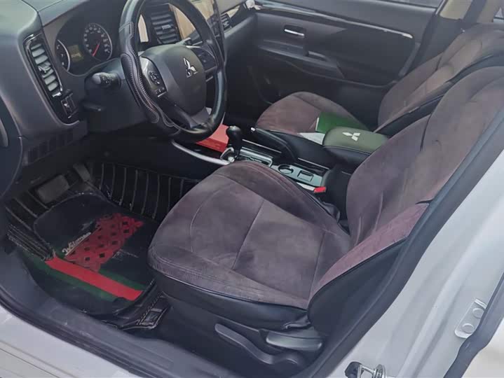 Фото 9 - Mitsubishi Outlander