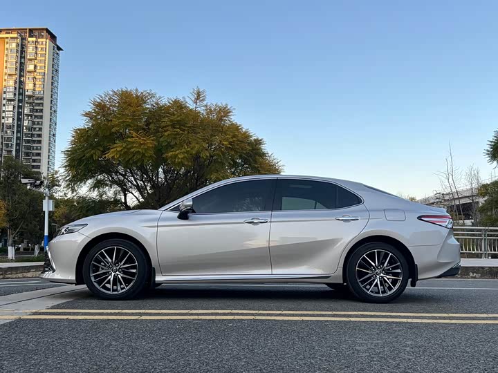 Фото 6 - Toyota Camry