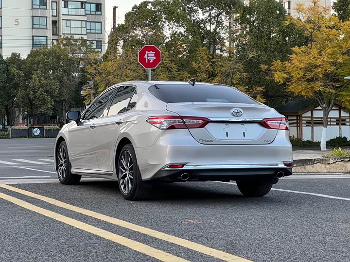 Фото 8 - Toyota Camry