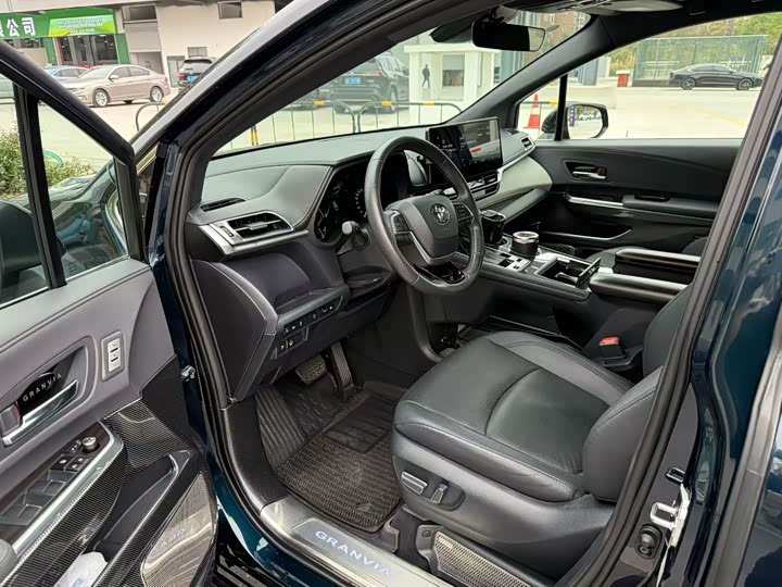 Фото 4 - Toyota Granvia