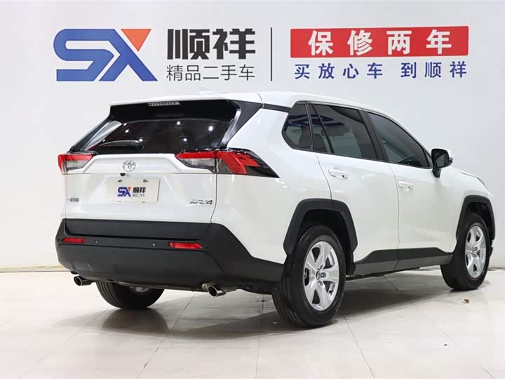 Фото 4 - Toyota RAV4