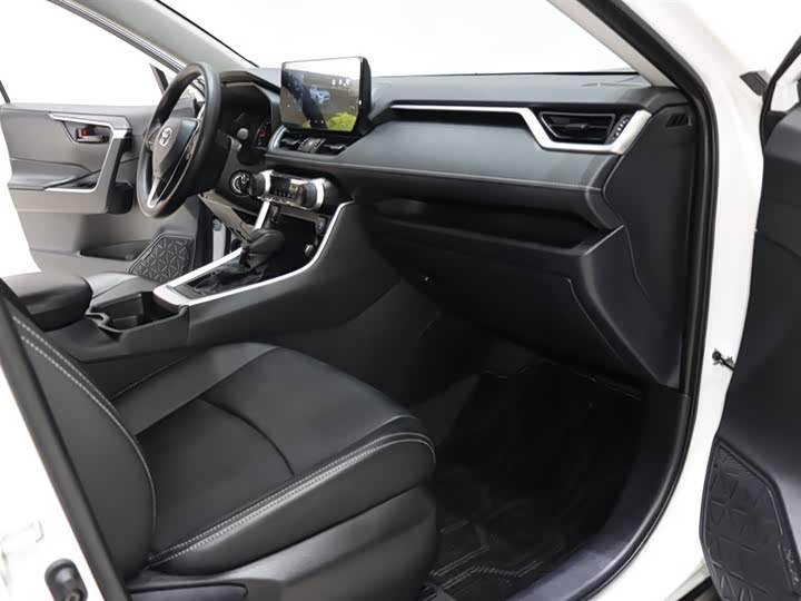 Фото 8 - Toyota RAV4