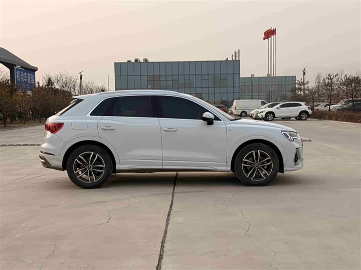 Фото 8 - Audi Q3