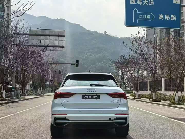 Фото 8 - Audi Q3