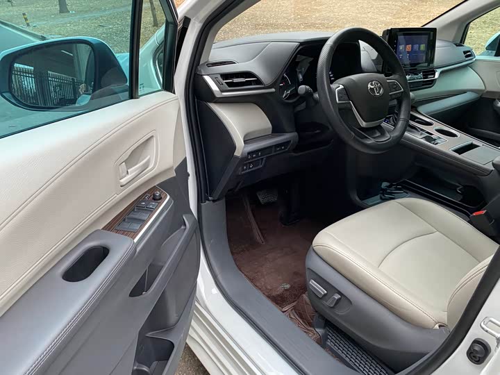 Фото 8 - Toyota Sienna