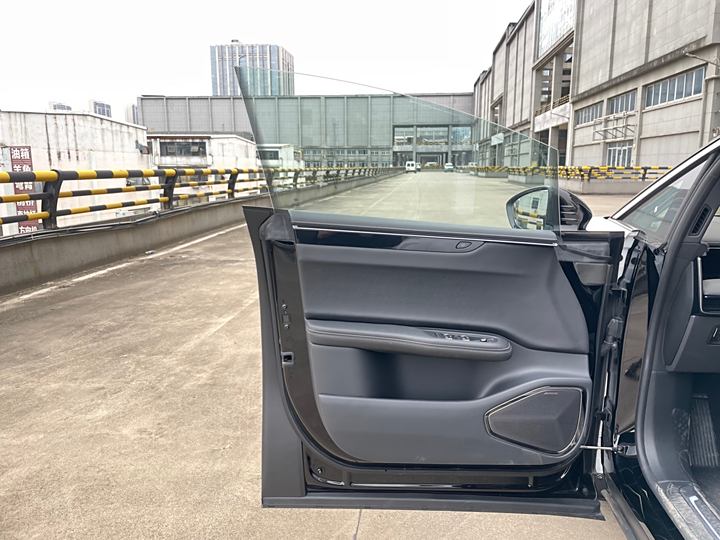 Фото 10 - HiPhi X