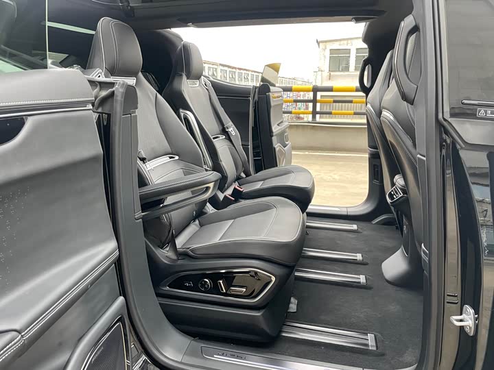 Фото 12 - HiPhi X