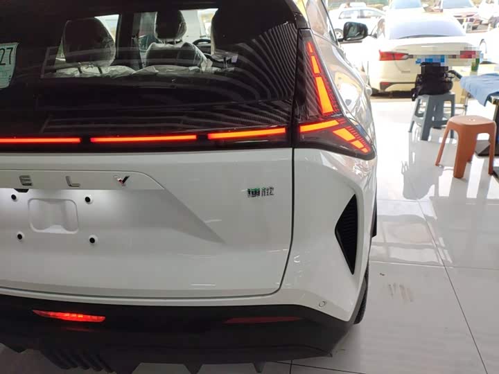 Фото 8 - Geely Atlas