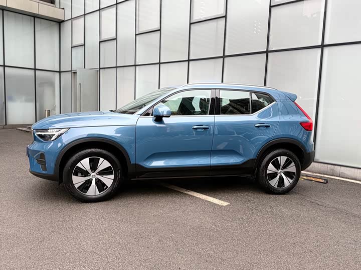 Фото 8 - Volvo XC40