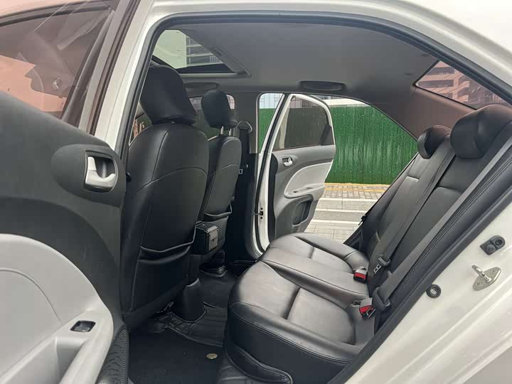 Фото 6 - Kia Pegas