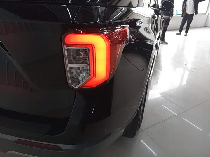 Фото 8 - Ford Explorer