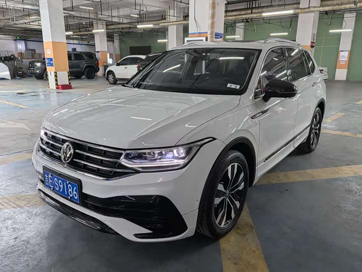 Фото 1 - Volkswagen Tiguan L Pro