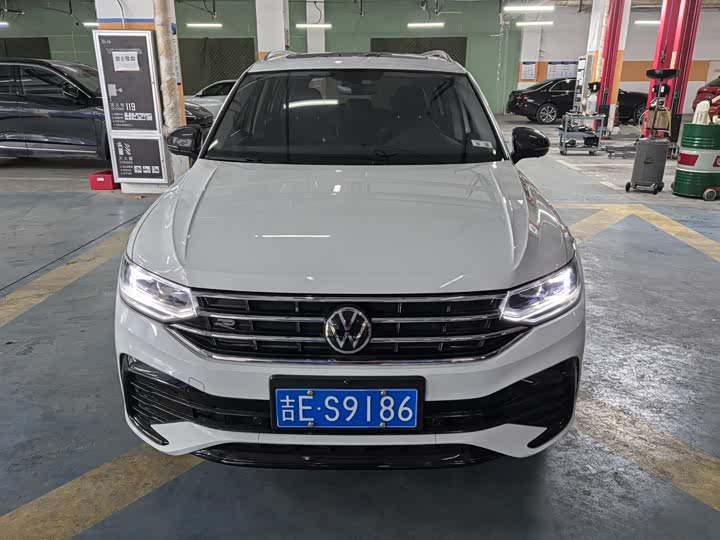 Фото 2 - Volkswagen Tiguan L Pro