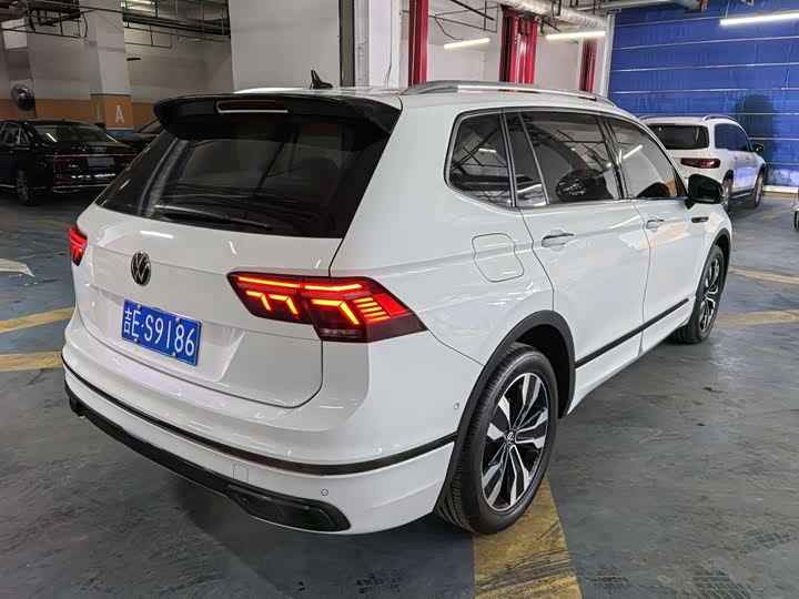 Фото 4 - Volkswagen Tiguan L Pro