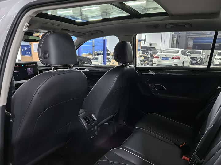 Фото 8 - Volkswagen Tiguan L Pro