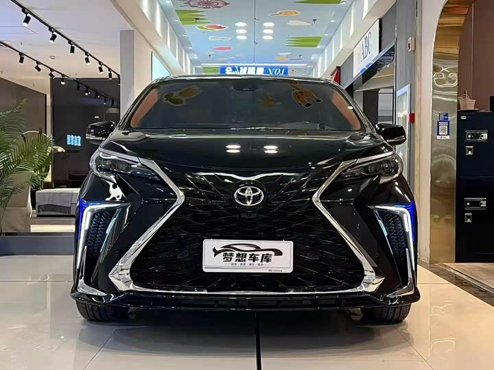 Фото 1 - Toyota Sienna