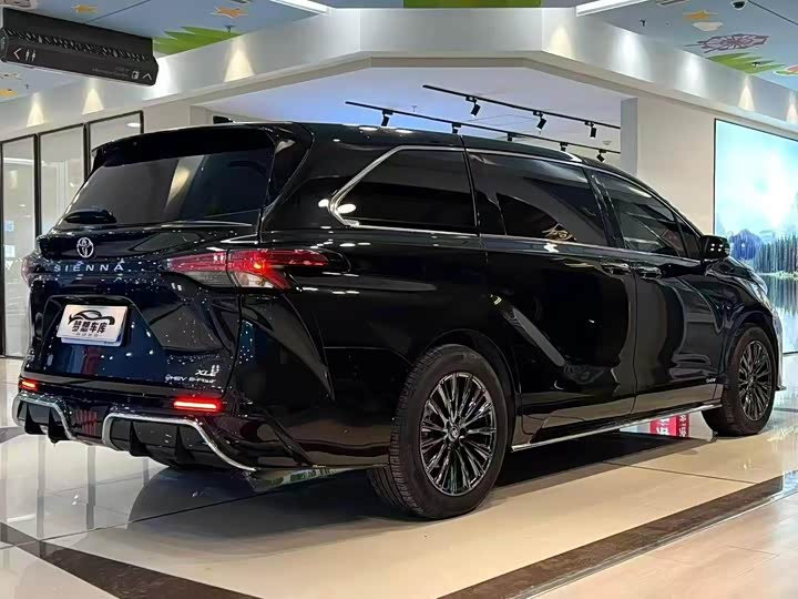 Фото 9 - Toyota Sienna