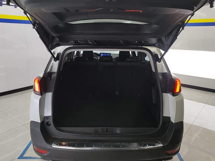 Фото 4 - Peugeot 5008