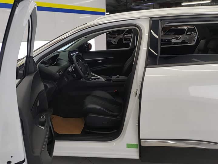 Фото 9 - Peugeot 5008