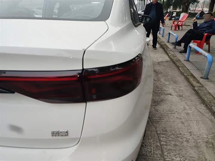 Фото 8 - Geely Emgrand