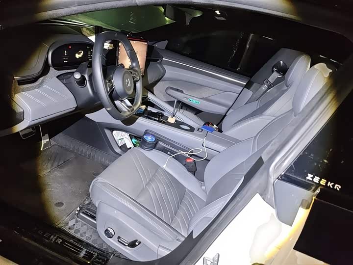 Фото 8 - Zeekr 001