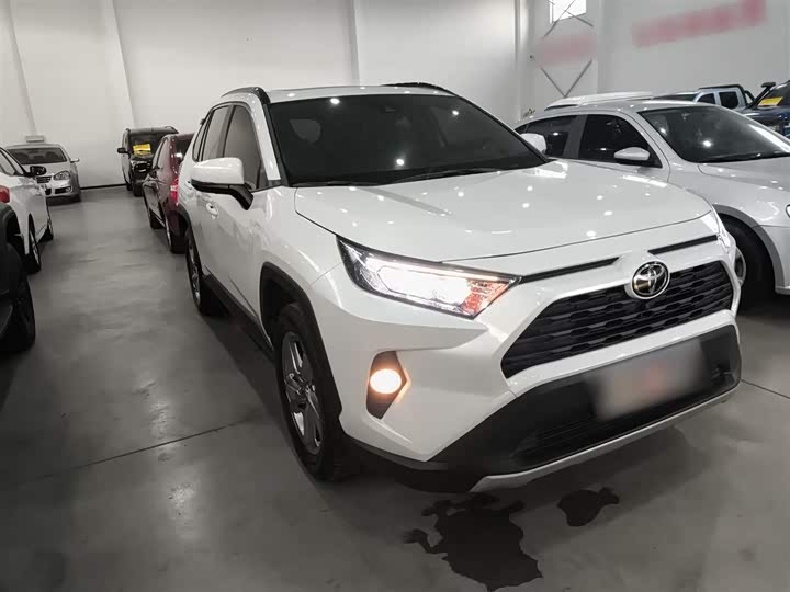 Фото 4 - Toyota RAV4
