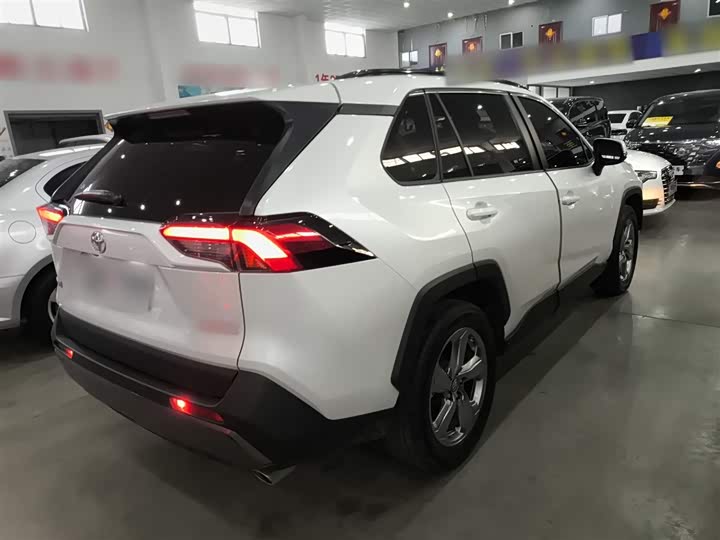 Фото 7 - Toyota RAV4