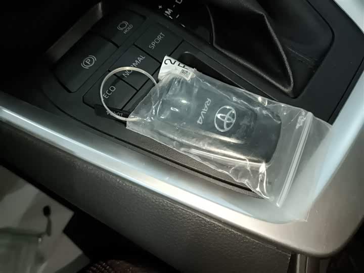 Фото 9 - Toyota RAV4