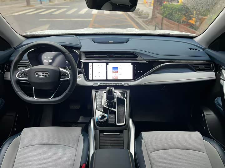 Фото 2 - Geely Atlas