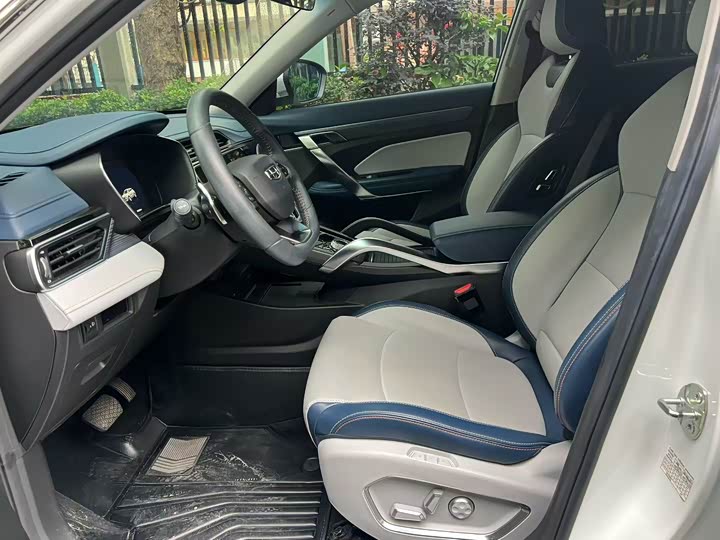 Фото 4 - Geely Atlas