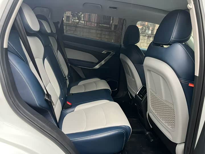 Фото 8 - Geely Atlas