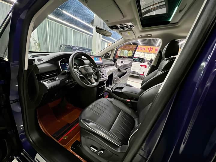 Фото 9 - Roewe iMax 8