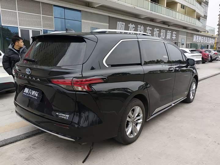 Фото 7 - Toyota Sienna