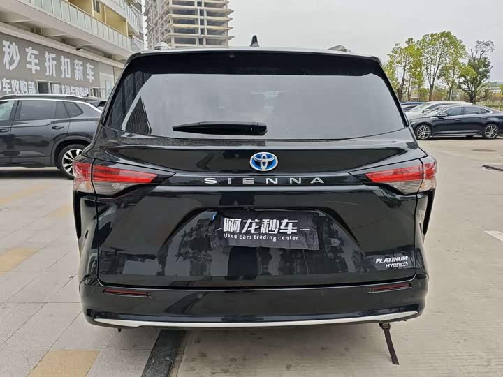 Фото 9 - Toyota Sienna