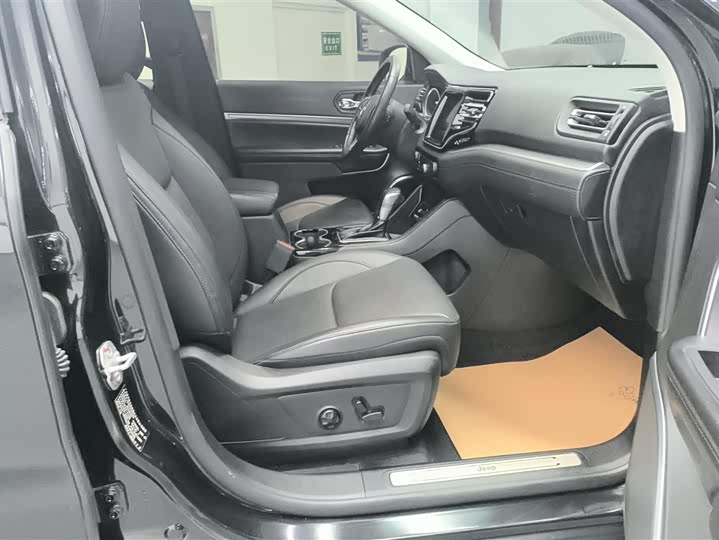 Фото 8 - Jeep Grand Commander