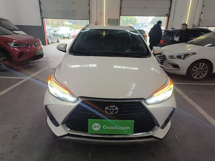 Фото 3 - Toyota Yaris L Hatchback