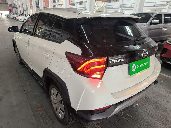 Фото 5 - Toyota Yaris L Hatchback