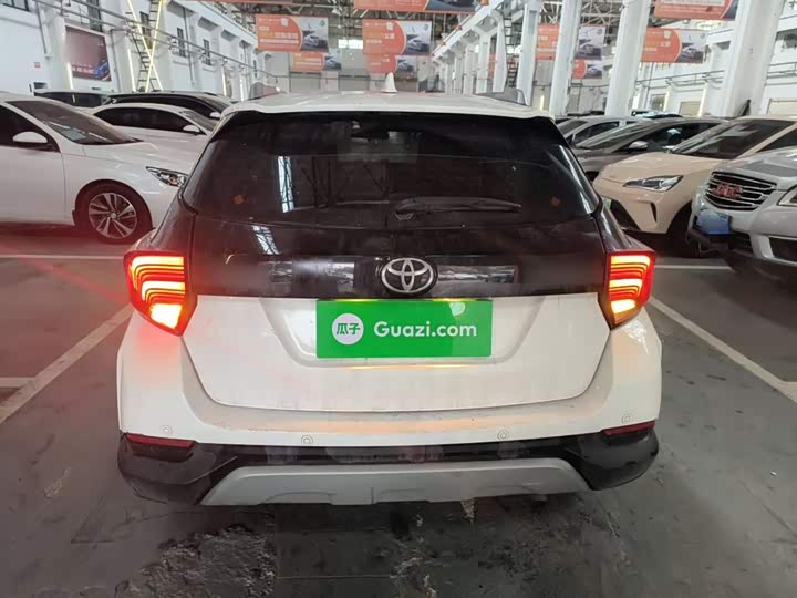 Фото 6 - Toyota Yaris L Hatchback