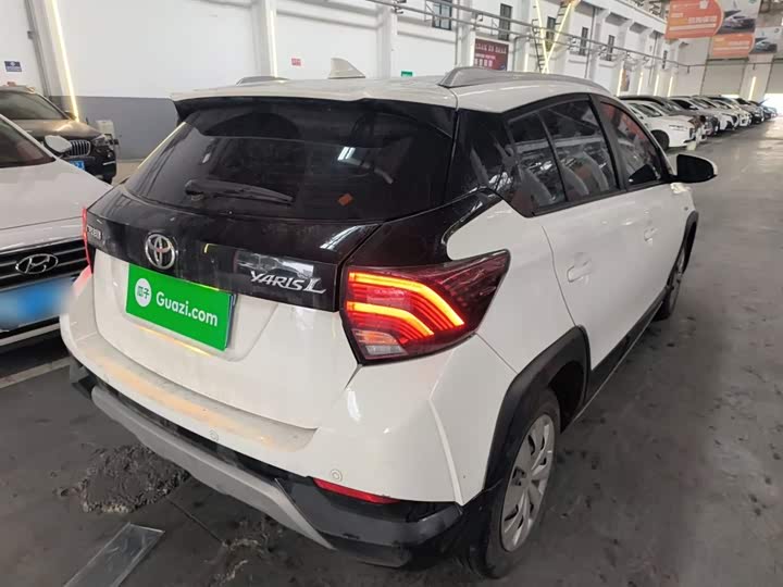 Фото 7 - Toyota Yaris L Hatchback